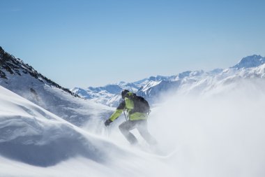 yüksek dağlarda kayakçı