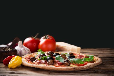 lezzetli İtalyan pizza tahta masada görev yaptı.