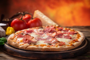 lezzetli İtalyan pizza tahta masada görev yaptı.