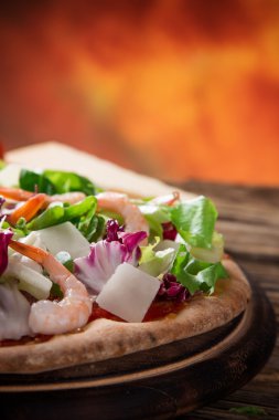 lezzetli İtalyan pizza tahta masada görev yaptı.