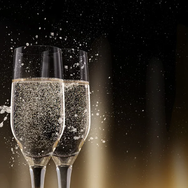 Champagne fluiten op zwarte achtergrond — Stockfoto