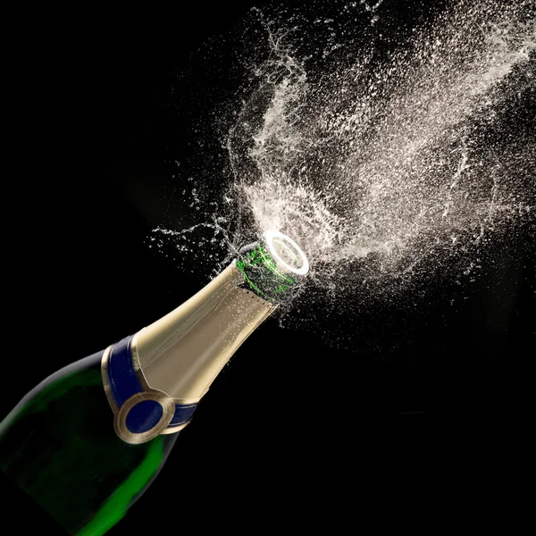 Champagne explosie op zwarte achtergrond — Stockfoto