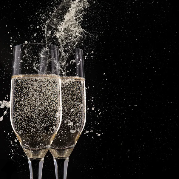 Champagne flöjter på svart bakgrund — Stockfoto