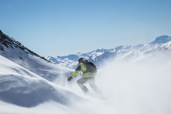Esquiador en altas montañas — Foto de Stock