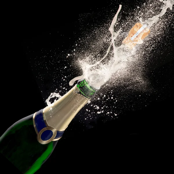 Champagne explosion på svart bakgrund — Stockfoto