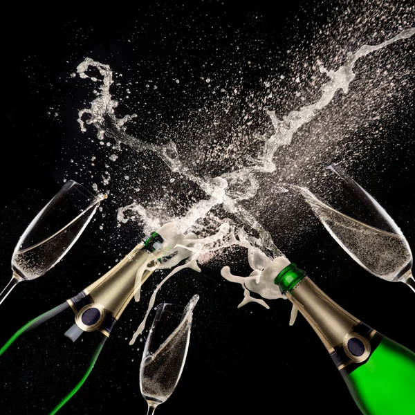 Взрыв шампанского на черном фоне — стоковое фото