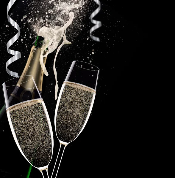 Flautas de champanhe sobre fundo preto — Fotografia de Stock