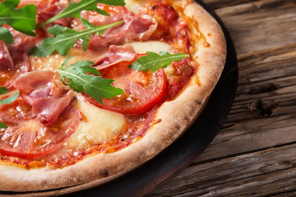 나무 테이블에 제공 하는 맛 있는 이탈리아 피자 — 스톡 사진