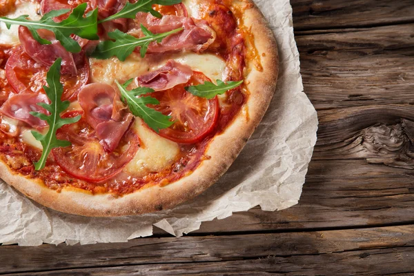 Deliciosa pizza italiana servida sobre mesa de madera — Foto de Stock