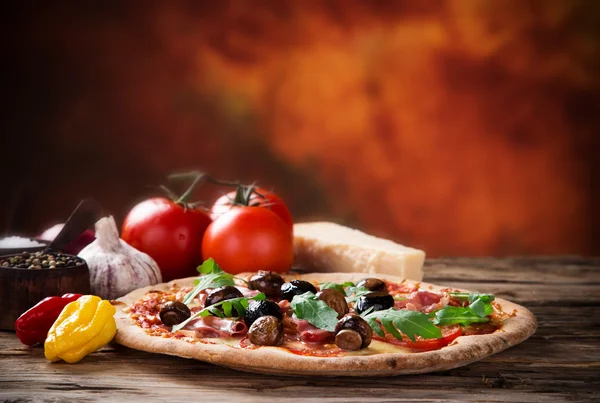 Heerlijke Italiaanse pizza geserveerd op houten tafel — Stockfoto