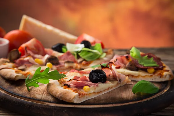Deliziosa pizza primavera italiana — Foto Stock