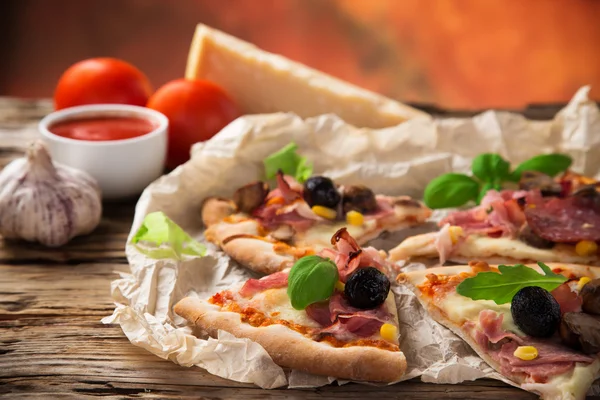 Deliciosa pizza italiana primavera — Foto de Stock