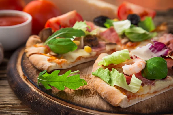 Deliciosa pizza italiana primavera — Foto de Stock