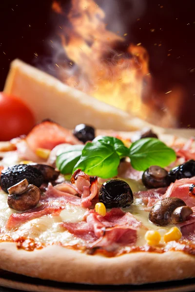 Läcker italiensk pizza serveras på träbord — Stockfoto
