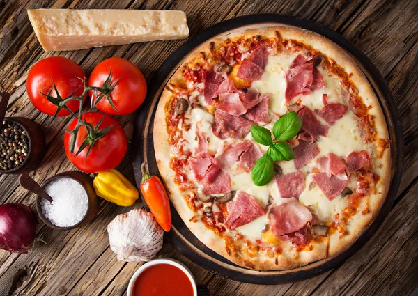 Delicious italian pizza served on wooden table — Stock Photo, Image