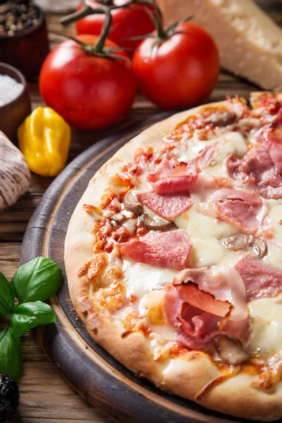 Deliciosa pizza italiana servida sobre mesa de madera — Foto de Stock