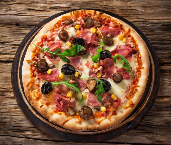Deliciosa pizza italiana servida em mesa de madeira — Fotografia de Stock