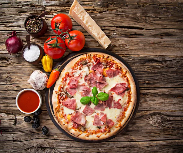 Νόστιμη ιταλική πίτσα σερβίρεται στο ξύλινο τραπέζι — Φωτογραφία Αρχείου