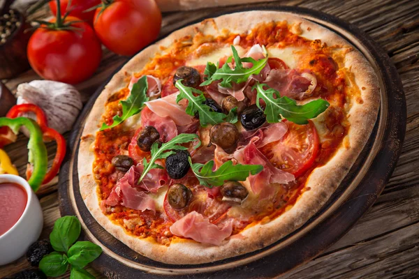 Deliciosa pizza italiana servida sobre mesa de madera — Foto de Stock