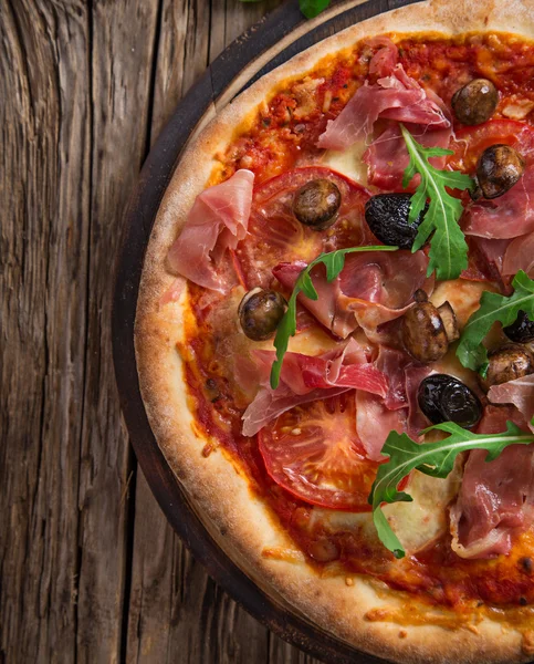 Delicious italian pizza served on wooden table — Stock Photo, Image