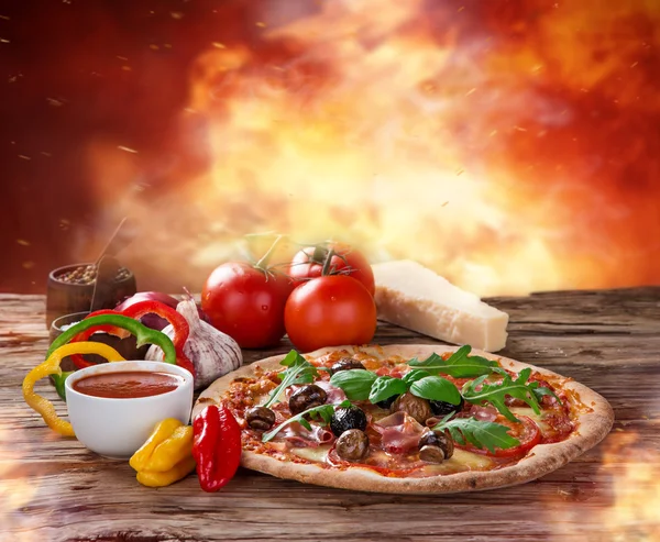 나무 테이블에 제공 하는 맛 있는 이탈리아 피자 — 스톡 사진