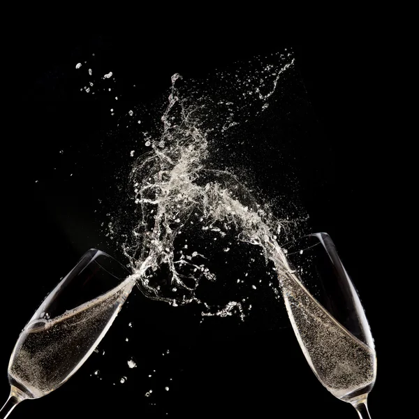 Fluturi de șampanie pe fundal negru — Fotografie, imagine de stoc