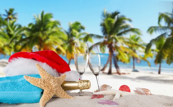 Champagne flutes on sunny beach — Stock Photo, Image