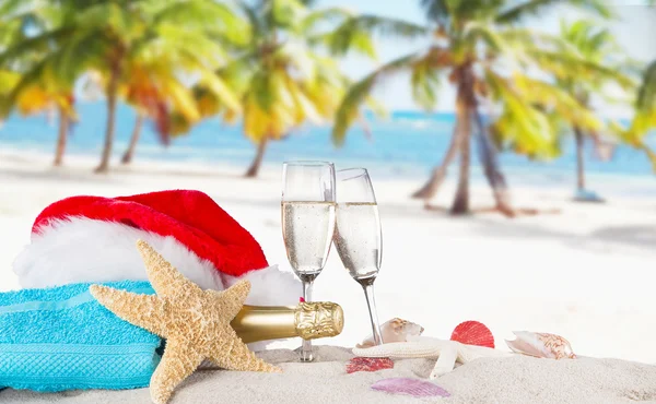 Champagne flutes on sunny beach — Stock Photo, Image