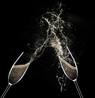 Siyah arka plan üzerine şampanya flüt