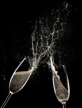 Siyah arka plan üzerine şampanya flüt