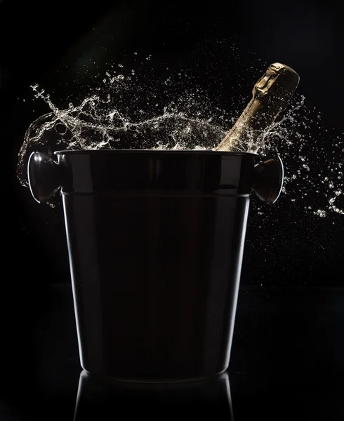 Šampaňské kbelík na černém pozadí — Stock fotografie