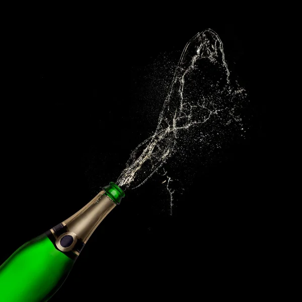 Champagne explosion på svart bakgrund — Stockfoto