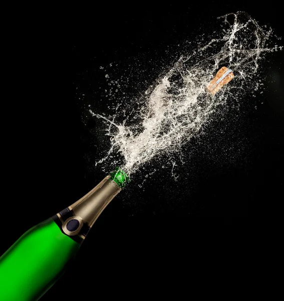 Champagne explosion på svart bakgrund — Stockfoto