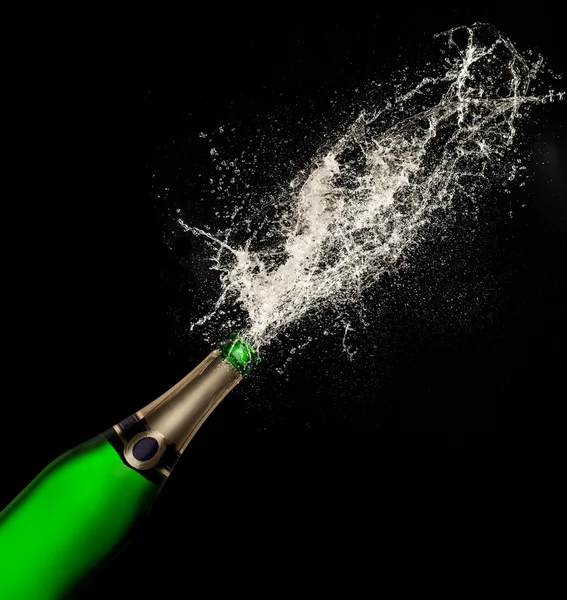 Взрыв шампанского на черном фоне — стоковое фото