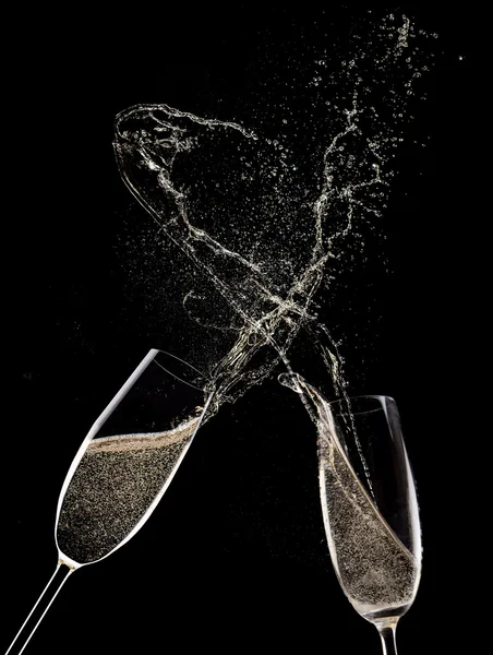 Champagnerflöten auf schwarzem Hintergrund — Stockfoto