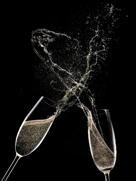 Champagne flauti su sfondo nero — Foto Stock