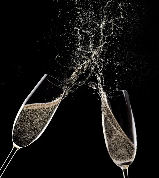 Champagne flauti su sfondo nero — Foto Stock