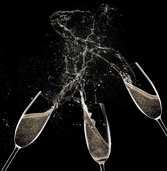 Flautas de champanhe sobre fundo preto — Fotografia de Stock
