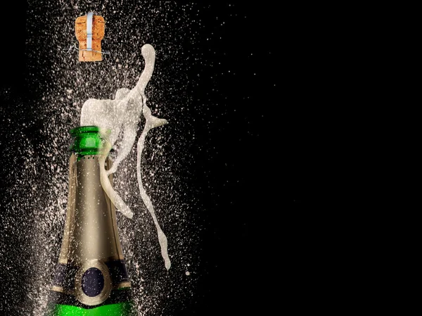 Champagne explosion på svart bakgrund — Stockfoto