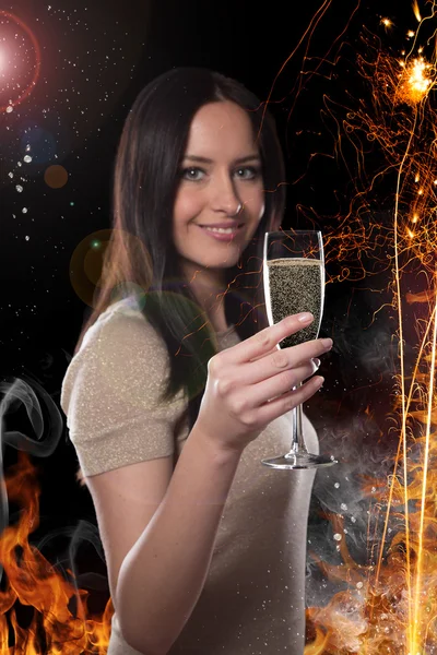 Junge brünette Frau mit Champagnerglas — Stockfoto