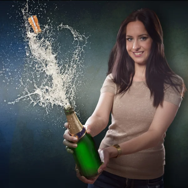 Junge brünette Frau mit Champagnerflasche — Stockfoto