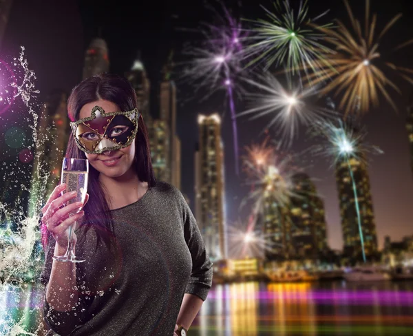 Junge brünette Frau mit Champagnerglas — Stockfoto