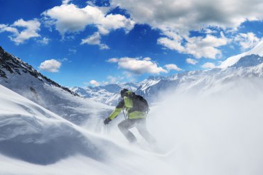 yüksek dağlarda kayakçı