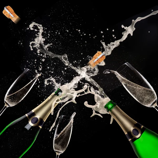 Champagne explosie op zwarte achtergrond — Stockfoto