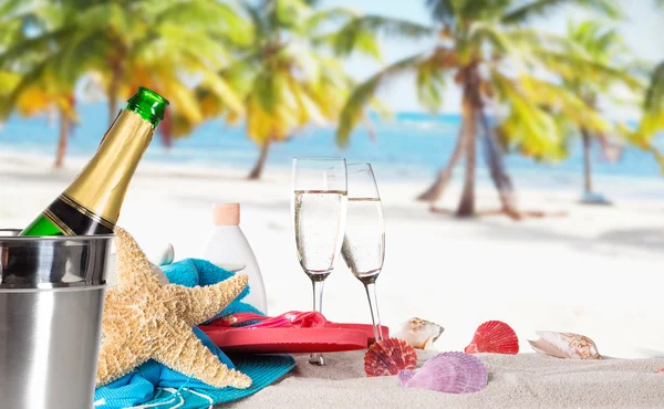 Flautas de champanhe na praia ensolarada — Fotografia de Stock