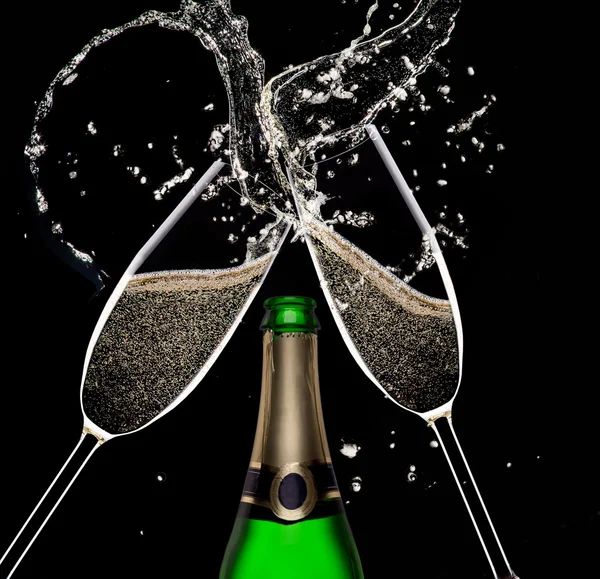 Champagne flöjter på svart bakgrund — Stockfoto