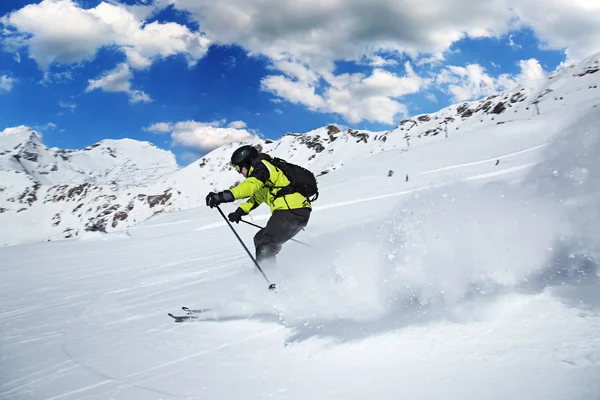 Sciatore in alta montagna — Foto Stock