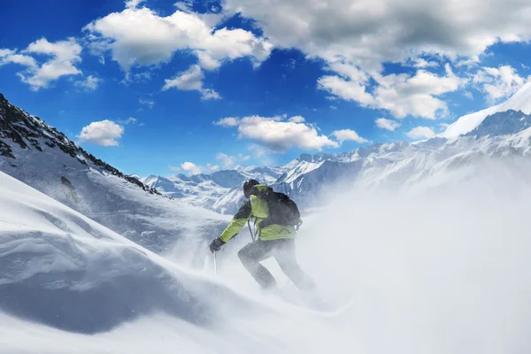 Sciatore in alta montagna — Foto Stock