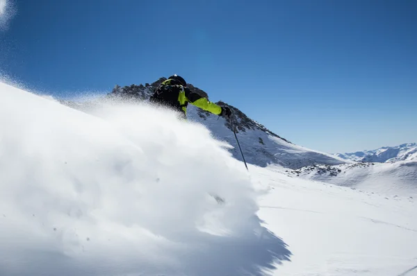 Sciatore in alta montagna — Foto Stock