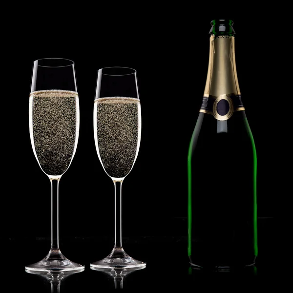 Флейты шампанского на черном фоне — стоковое фото